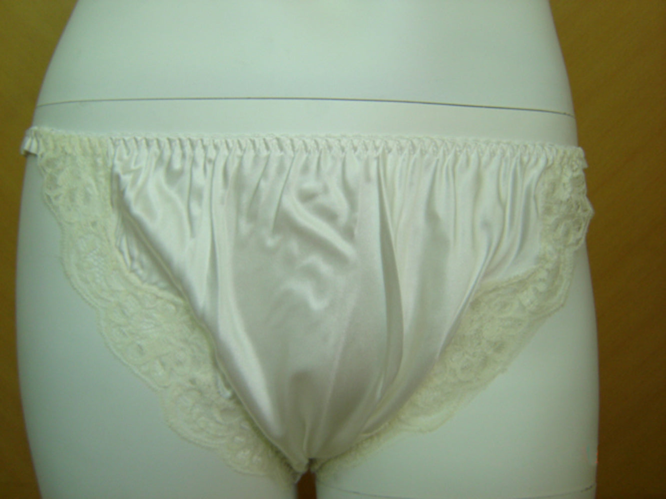 Women's Low Waist 19m/m Silk Charmeuse Bikini Panties with lace, White